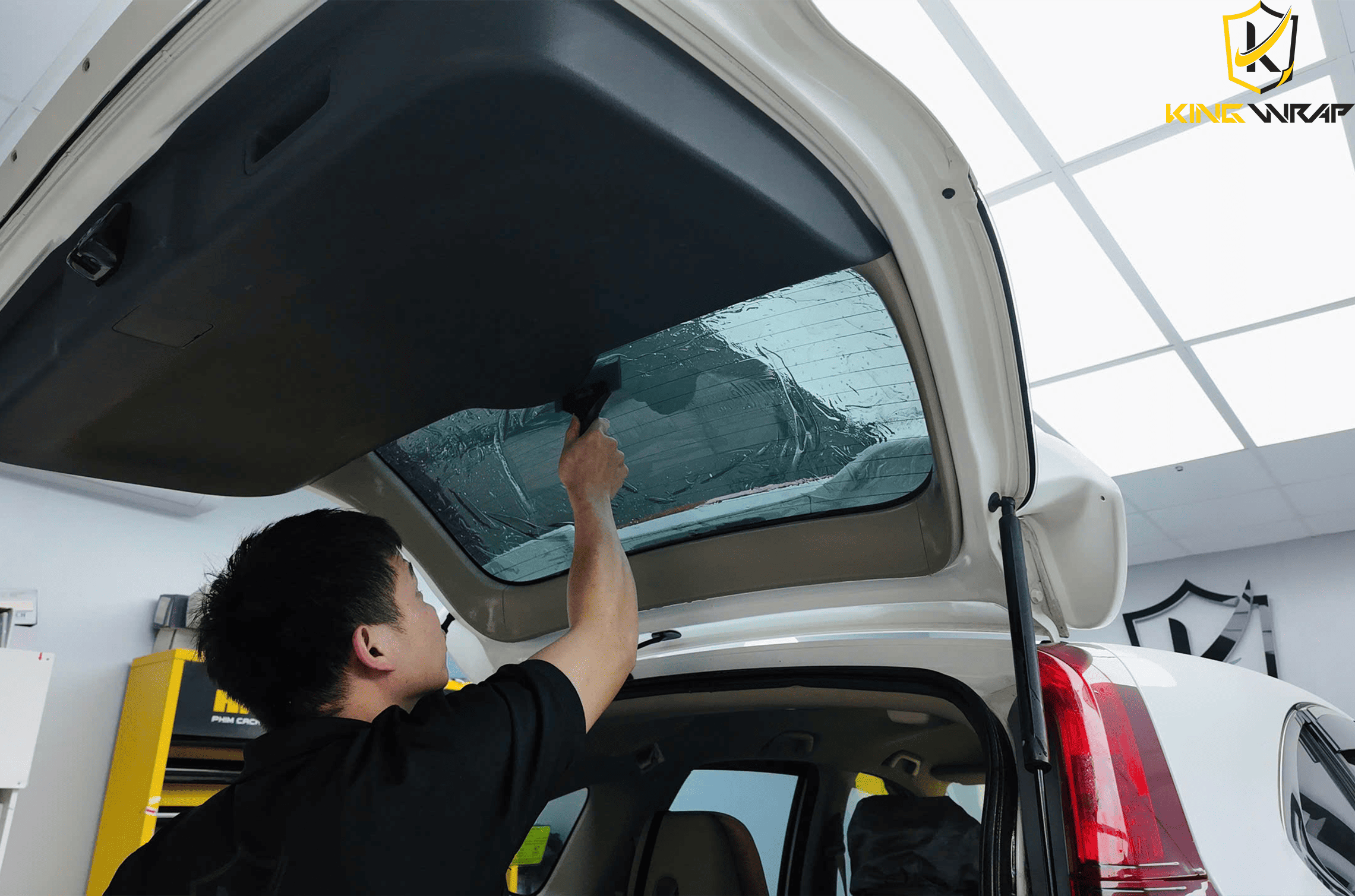 Quy định pháp luật về dán phim cách nhiệt ô tô tại Việt Nam